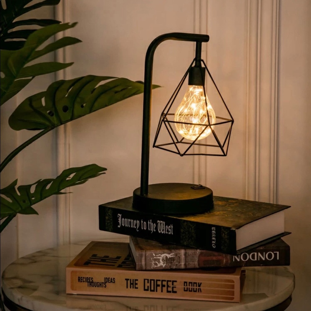 Diamond shape table lamp